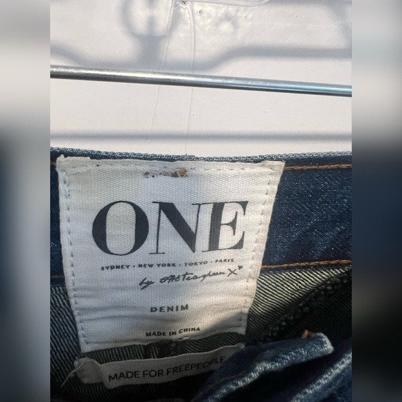 Free People x One Teaspoon Shorts
24 Blue Denim Hawks High Rise
Cuffed $128 - Picture 4 of 5